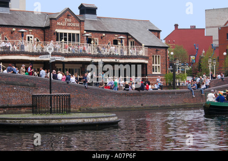 Malz House Pub "Public House" durch den Kanal Menschen beobachten Narrowboats navigieren "Alte drehen Junction" Birmingham UK Stockfoto