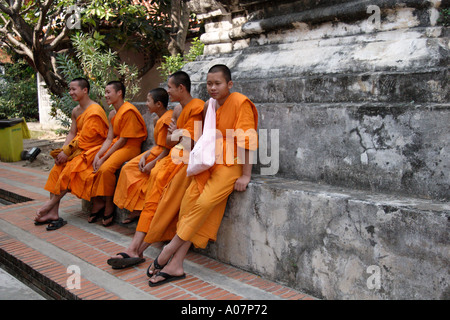 Entspannende Mönche im Wat Phra Sing Tempel Chiang Mai Thailand Stockfoto