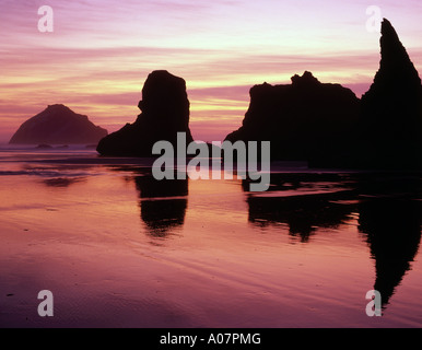 Oregons Bandon Strand Meer-Stacks bei Sonnenuntergang. Stockfoto