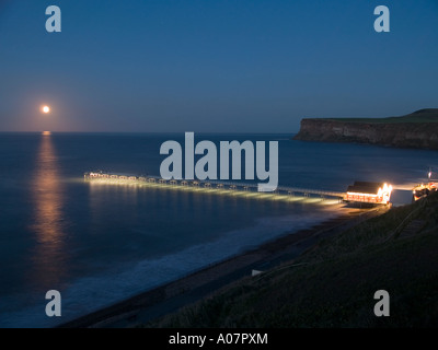 Ein zunehmender Mond und Beleuchtung Licht den Pier am Saltburn Cleveland UK Stockfoto