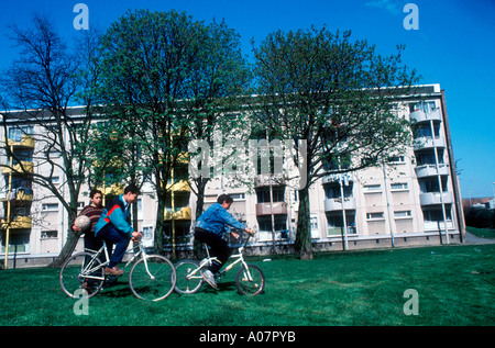 Lille France, moderne Wohnarchitektur HLM Low Income Public Apartments Complex in Northern Suburbs Belfort Council Estate, Boys Cycling, Stockfoto