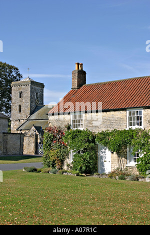 Hovingham North Yorkshire UK Cottage und Pfarrkirche Stockfoto