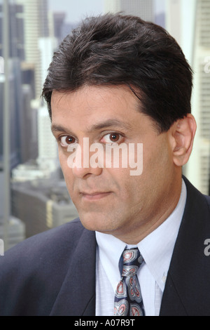 CEO-Porträt in seiner Hütte im Business-Anzug Stockfoto