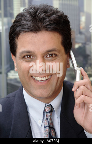 CEO lächelnd Porträt sprechen auf Handy in seiner Hütte im Business-Anzug Stockfoto