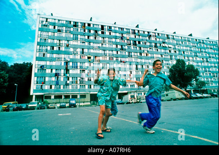 Montfermeil, Frankreich, Pariser Vororte der 1960er Jahre, einkommensschwache öffentliche Wohnprojekte, HLM façade Junge Einwanderer Jungen spielen in Yard, modernes Design der 1960er Jahre Stockfoto