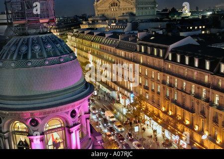 Paris Frankreich, Einkaufsviertel von der Spitze des „Printemps Kaufhauses“ bis zum Boulevard Haussmann bei Nacht, architektonisches Detail, schöne Straßenbeleuchtung Stockfoto