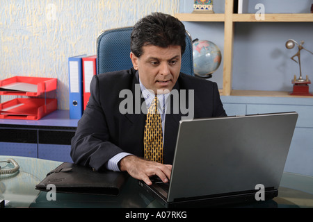 CEO sitzen, arbeiten am Computer in seinem Büro-Hütte in Business-Anzug Stockfoto