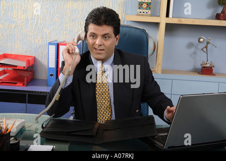 CEO-Gespräch am Telefon in seinem Büro-Hütte in Business-Anzug Stockfoto