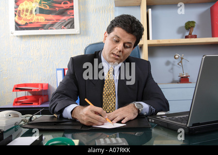 CEO arbeitet in seinem Büro-Hütte in Business-Anzug Stockfoto