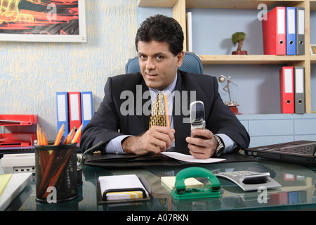 CEO arbeitet in seinem Büro-Hütte in Business-Anzug Stockfoto