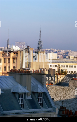 Investitionen "Paris Frankreich" Übersicht Antenne Stadtbild mit "Handy-Baum" Relais "Telefon-Antennen auf den Dächern Stockfoto