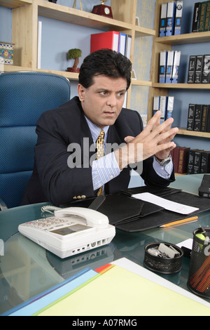 CEO arbeitet in seinem Büro-Hütte in Business-Anzug Stockfoto