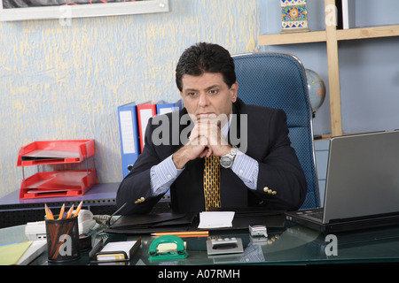 CEO arbeitet in seinem Büro-Hütte in Business-Anzug Stockfoto
