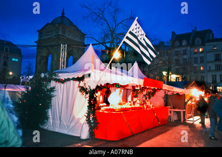 Paris Frankreich, Menschen Einkaufen Weihnachtsmarkt 'Brittany Food' Bretagne Flagge 'Marché au Noel' Nacht WEIHNACHTEN IN PARIS Stockfoto