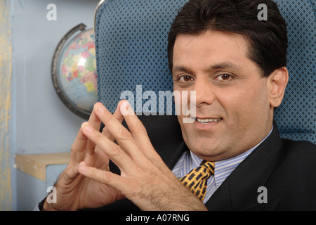 CEO sitzt in seinem Büro-Hütte in Business-Anzug Stockfoto