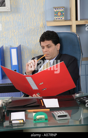 CEO Bericht in seinem Büro-Hütte im Business-Anzug Stockfoto