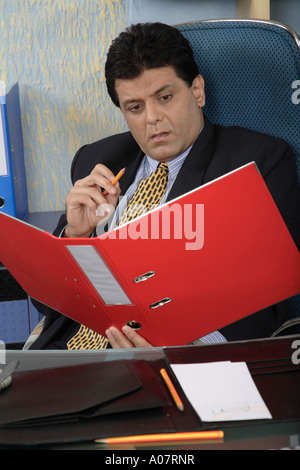 CEO Bericht in seinem Büro-Hütte im Business-Anzug Stockfoto