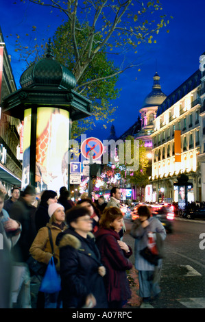 Paris Frankreich, Straßenszene, Einkaufsviertel in der Nähe des Kaufhauses Le Printemps, Weihnachtseinkäufe, haussmann paris Stockfoto