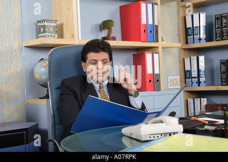 CEO Bericht in seinem Büro-Hütte im Business-Anzug Stockfoto