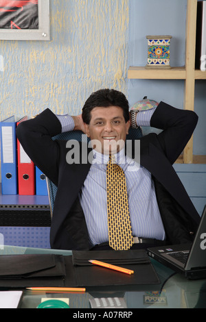 CEO entspannend in seinem Büro-Hütte in Business-Anzug Stockfoto