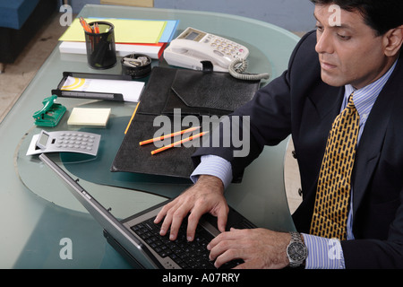 CEO arbeitet an seinem Computer in seinem Büro-Hütte in Business-Anzug Stockfoto