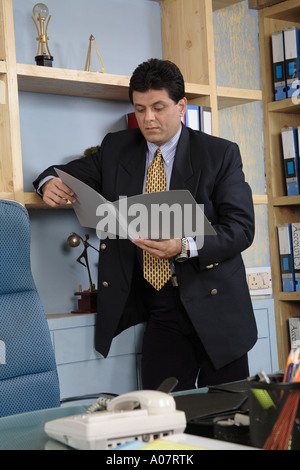 CEO arbeitet in seinem Büro-Hütte in Business-Anzug Stockfoto