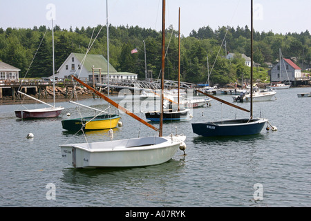 Kehrtwendung Segelboote am gemütlichen Hafen Stockfoto