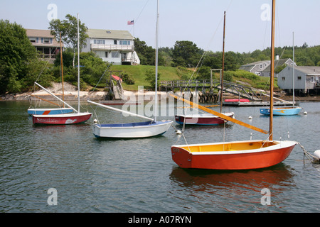 Kehrtwendung Segelboote am gemütlichen Hafen Stockfoto