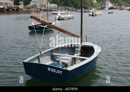 Kehrtwendung Segelboote am gemütlichen Hafen Stockfoto