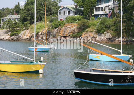 Kehrtwendung Segelboote am gemütlichen Hafen Stockfoto