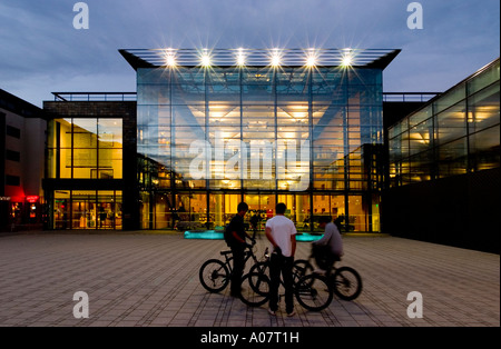 Jubiläums-Bibliothek, Brighton, UK. Wichtigsten Höhe der Bibliothek in der Nacht bei Radfahrern im Vordergrund Stockfoto