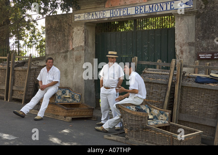 Rodeln Männer (Carreiros) oben auf der Rodelbahn, Monte, Funchal, Madeira Stockfoto