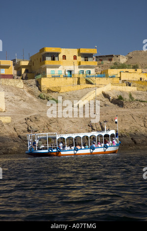 Touristischen Boot Rückkehr aus dem Tempel der Isis Stockfoto