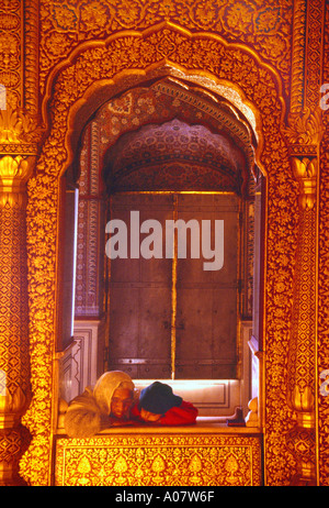 Amritsar Punjab Indien Fenster 1. Stock Golden Tempel Interieur mit Oma Enkel Stockfoto