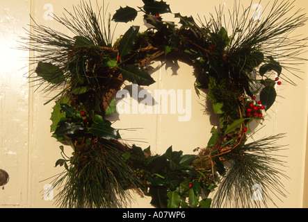 Adventskranz auf Creme Holztür Stockfoto