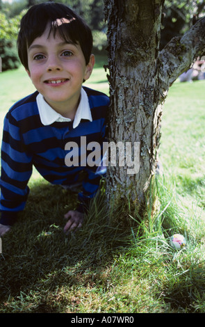 Ostersonntag mit Kindern geniessen eine Ostereiersuche in den Familien Hinterhof. Stockfoto