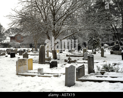 Friedhof im Schnee bei All Saints Church in Banstead Surrey England Stockfoto