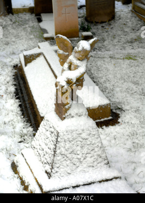 Engel im Schnee bei All Saints Church in Banstead Surrey England Gräber Stockfoto