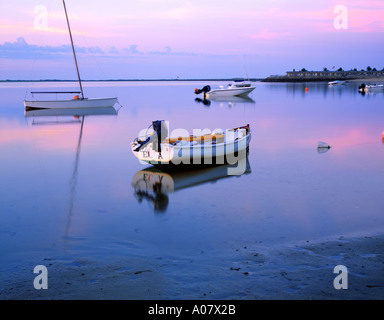 Cape Cod National Seashore MA kleine Boote mit Reflexionen auf Provincetown Harbor im Dämmerlicht Stockfoto