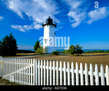 Martha es Vineyard, MA: East Chop Leuchtturm 1877 mit weißen Lattenzaun auf dem Telegraph Hill Stockfoto