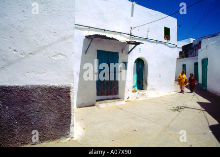 Asilah Marokko Häuser entlang der schmalen Straße Stockfoto