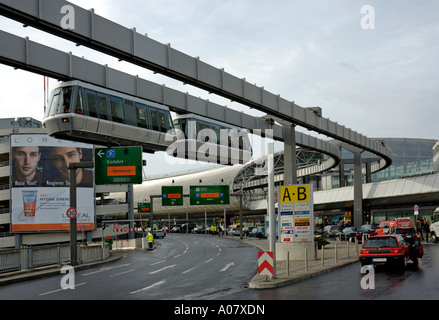 Skytrain Düsseldorf International Airport, Deutschland zu verlassen. Stockfoto