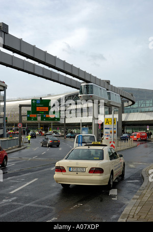 Skytrain nähert sich der Flughafen Düsseldorf International, Deutschland. Stockfoto