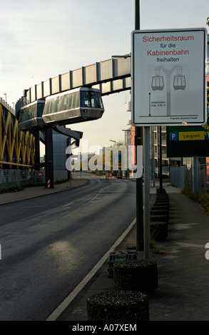 Skytrain Parkhaus P4/5 Station, Flughafen Düsseldorf International, Deutschland zu verlassen. Beachten Sie die Kopffreiheit Warnzeichen! Stockfoto