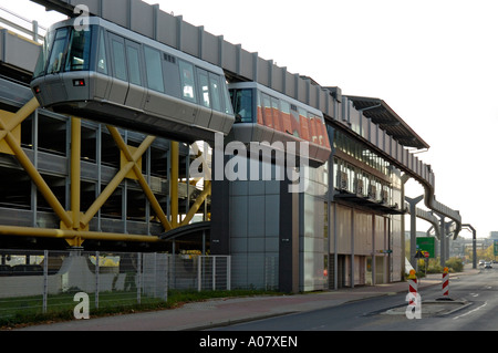 Skytrain Eingabe Parkhaus P4/5 Station, Flughafen Düsseldorf International, Deutschland. Stockfoto