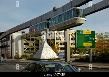 Skytrain Parkhaus P4/5 Station, Flughafen Düsseldorf International, Deutschland zu verlassen. Stockfoto