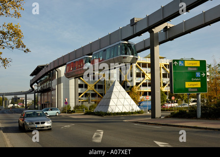 Skytrain Parkhaus P4/5 Station, Flughafen Düsseldorf International, Deutschland zu verlassen. Stockfoto