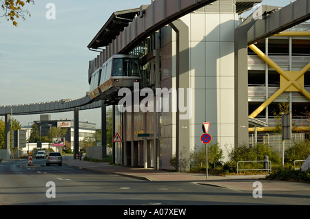 Skytrain am Parkhaus P4/5 Station, Flughafen Düsseldorf International, Deutschland. Stockfoto