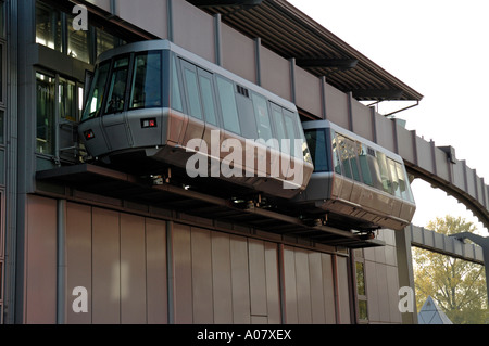 Skytrain am Parkhaus P4/5 Station, Flughafen Düsseldorf International, Deutschland. Stockfoto