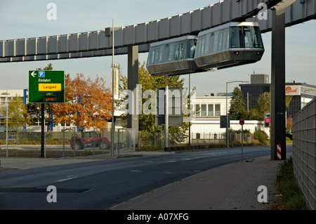 Skytrain durchqueren Straße zwischen Parkhaus P4 & P5, Flughafen Düsseldorf International, Deutschland. Stockfoto